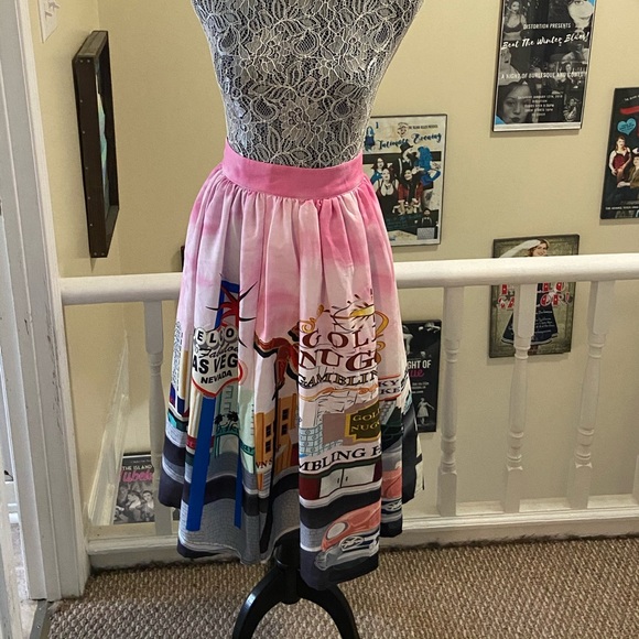 Unique Vintage Dresses & Skirts - Unique Vintage Las Vegas Skirt with Pockets
